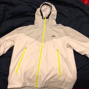 NIKE WINDBREAKER PACKABLE JACKET